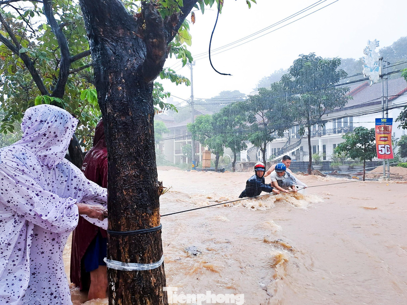 Phía bên kia đường Hàn Mặc Tử tại khu khách sạn Hoàng Gia các đơn vị đang cho thi công hệ thống thoát nước. Hiện trường rất ngổn ngang dòng nước chảy xiết. Ảnh: Trương Định