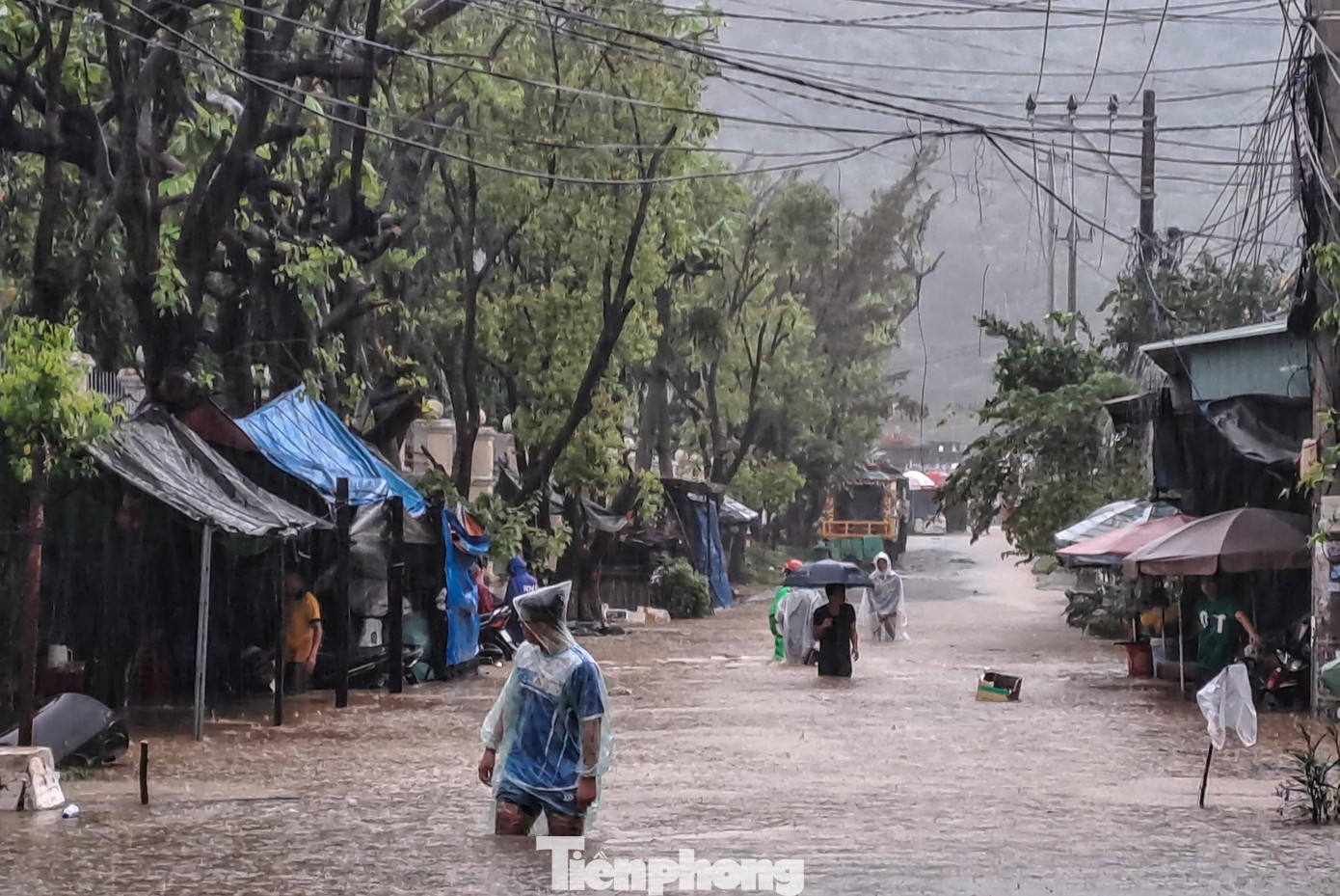 Một số hẻm trên đường Tây Sơn (TP Quy Nhơn) cũng bị ngập sâu trong biển nước.
