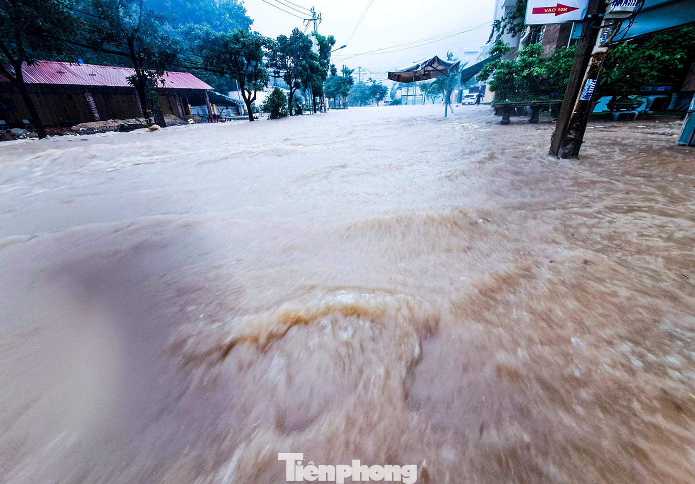 Nước lớn đổ về khu vực phường Ghềnh Ráng. Ảnh: Trương Định