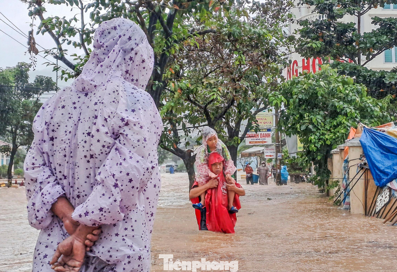 Cũng tại khu vực phường Ghềnh Ráng, nước lũ xuống nhanh đã khiến nhiều nơi bị ngập chìm trong biển nước. Người dân phải di chuyển ra bên ngoài. Ảnh: Trương Định