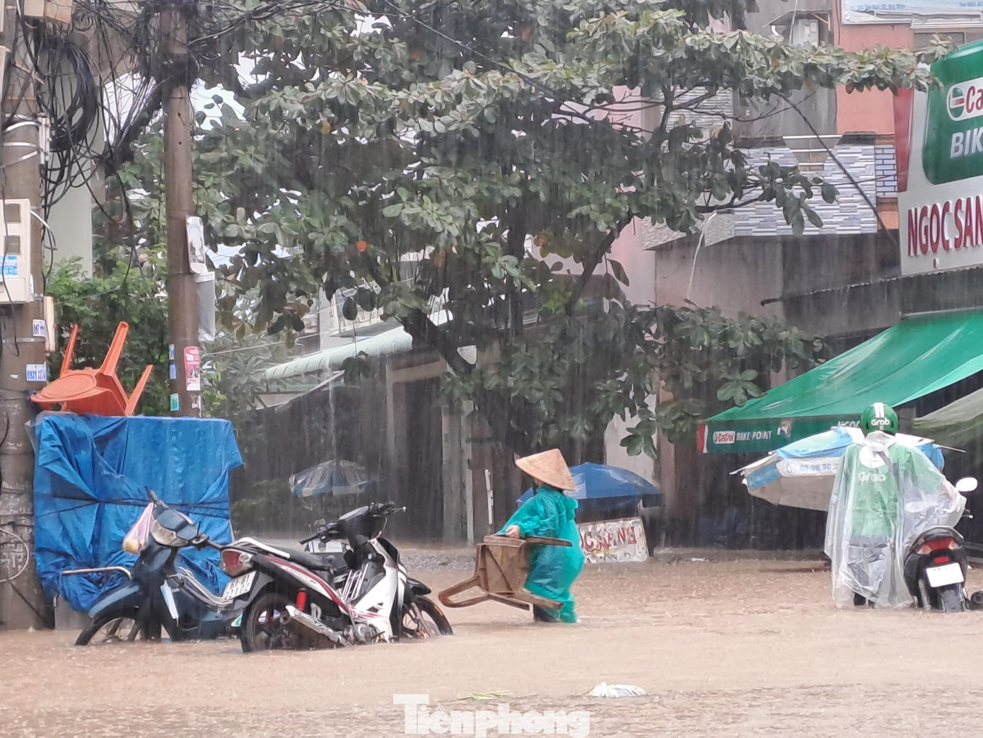 Mới đây, ngày 11/10, mưa lớn cũng đã khiến nhiều nơi trên địa bàn TP Quy Nhơn bị ngập, nặng nhất là phường Ghềnh Ráng. UBND tỉnh Bình Định sau đó đã chỉ đạo các sở ngành, trong đó Sở Xây dựng rà soát lại hệ thống tiêu thoát lũ, đặc biệt hệ thống nước mưa. Kiểm tra lại việc đấu nối hệ thống vệ sinh môi trường. Trong đó, nghiên cứu biện pháp đấu nối để khắc phục tình trạng ngập úng của đô thị Quy Nhơn nói chung và khu vực phường Ghềnh Ráng nói riêng. Ảnh: Trương Định