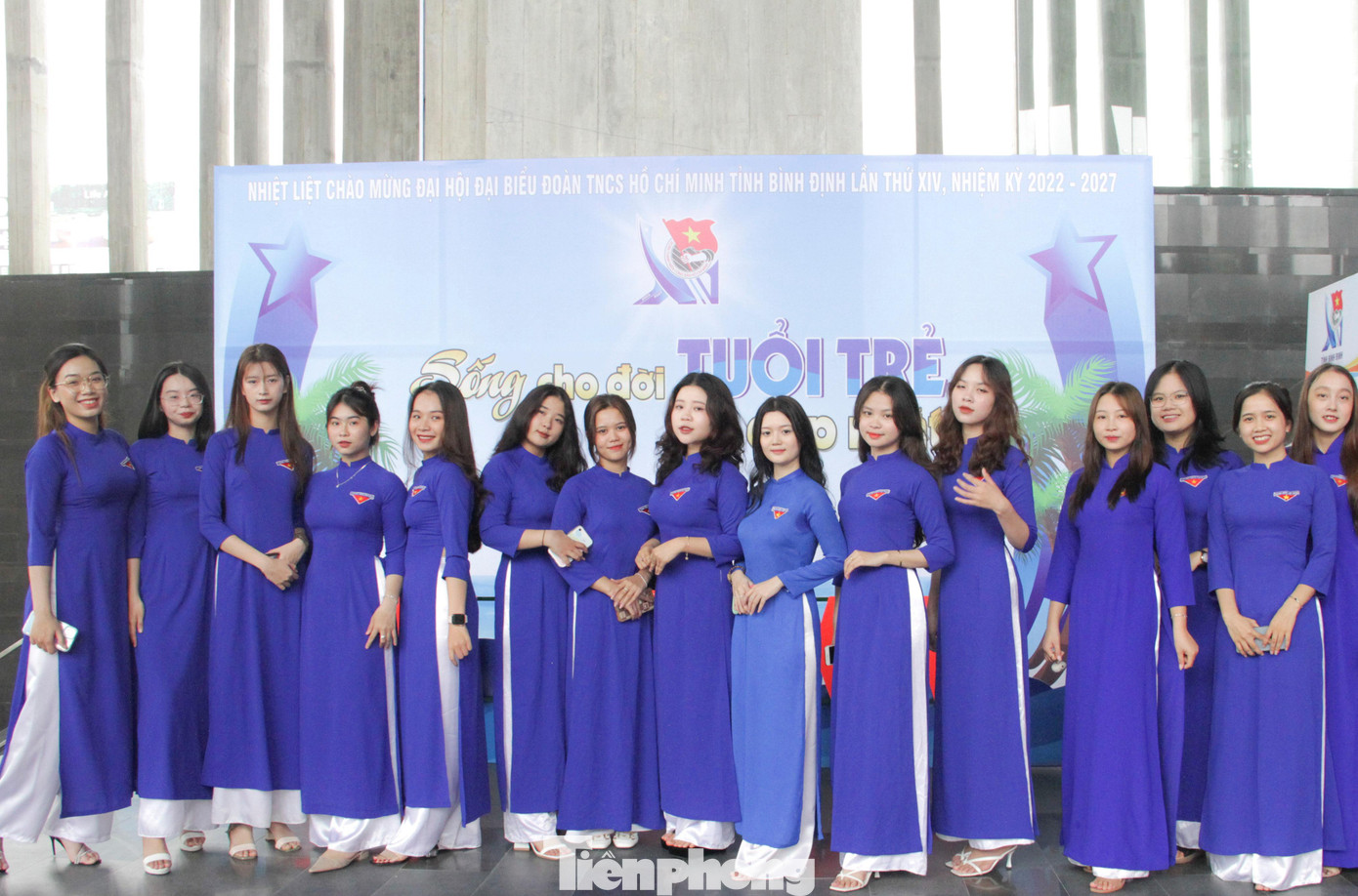 Tuổi trẻ Bình Định chào mừng ngày hội lớn. Ảnh: Trương Định