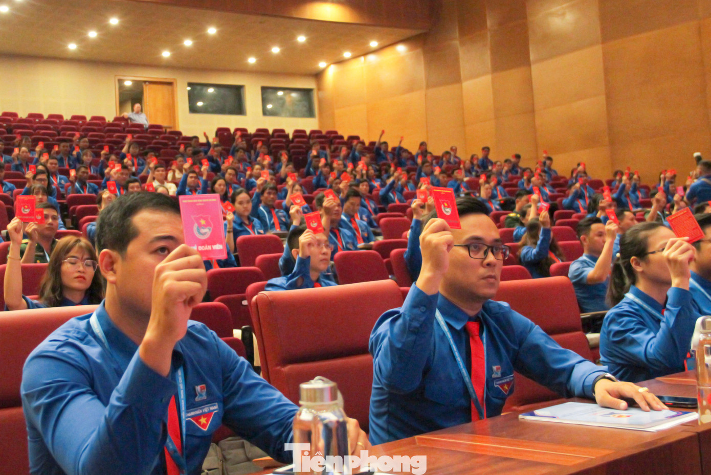 Các đại biểu biểu quyết thông qua chương trình. Ảnh: Trương Định