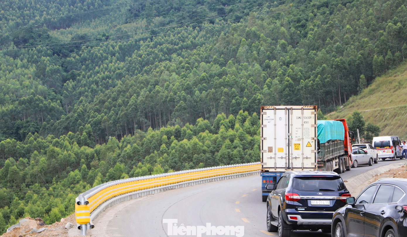 Là tuyến giao thông kết nối quan trọng nên lưu lượng xe đi lại lớn, song mặt đường chật hẹp, xuống cấp, mất an toàn giao thông. Tháng 6/2021, dự án nâng cấp, mở rộng tuyến đường được khởi công. Ảnh: Trương Định