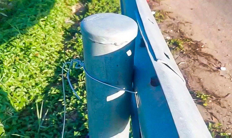 Dùng dây thép cột tạm bợ. (Ảnh: Trương Định)