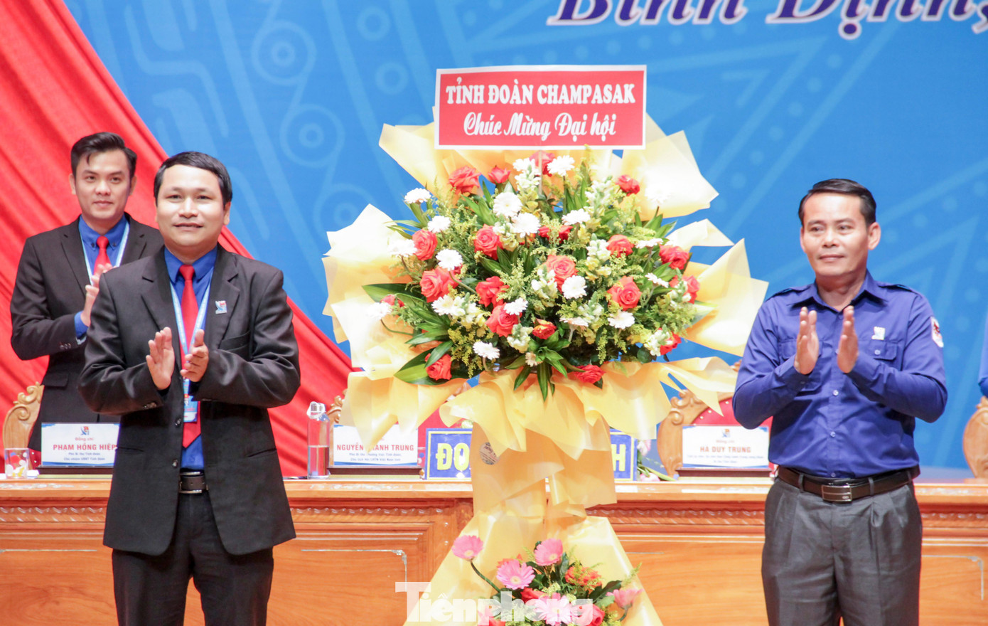 Tỉnh Đoàn Champasak (Lào) tặng hoa chúc mừng Đại hội.