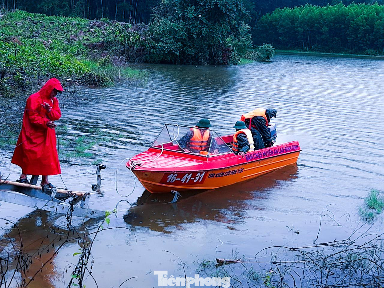 Huyện An Lão kiểm tra tình hình nước ở vùng có nguy cơ ngập. Ảnh: Tuệ An