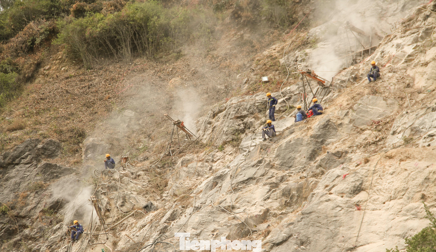 Lãnh đạo UBND TP. Quy Nhơn cho hay, theo hợp đồng, nhà đầu tư thi công xong trong vòng 3 tháng, tuy nhiên, thành phố quyết tâm trước mùa mưa năm 2023 cơ bản khắc phục xong tình trạng sạt lở. (Ảnh: Trương Định)