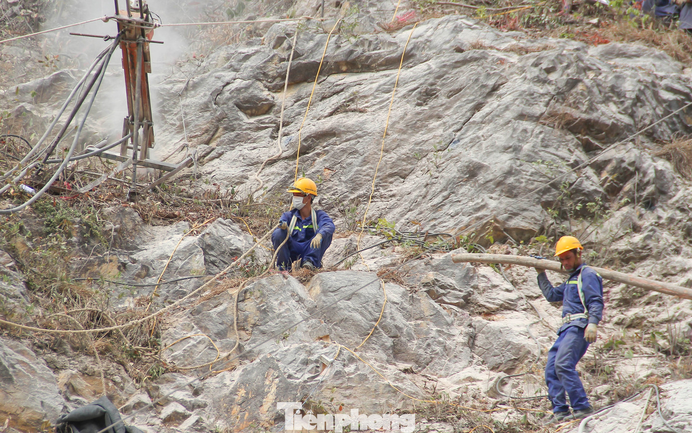 Giải pháp thi công chủ yếu là khoan neo, giăng lưới thép sức kháng cao và gọt tẩy một số đoạn dốc đứng. (Ảnh: Trương Định)