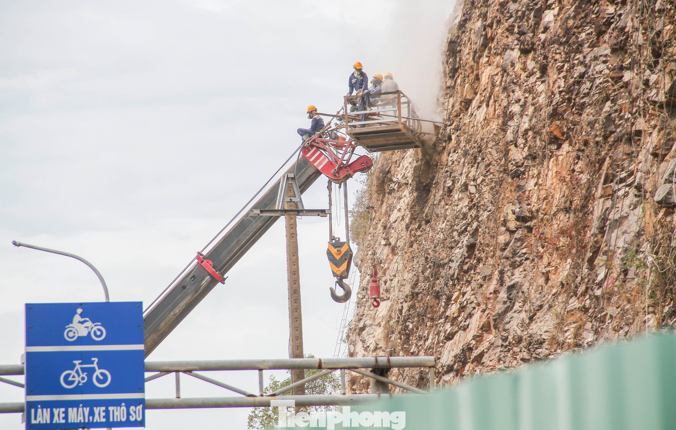 UBND tỉnh Bình Định đã quyết định phê duyệt chủ trương đầu tư xây dựng Dự án xử lý khắc phục sạt lở mái taluy đường Nguyễn Tất Thành nối dài, TP. Quy Nhơn. (Ảnh: Trương Định)