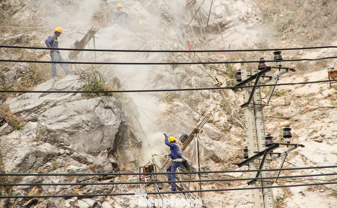 Việc xử lý sạt lở nhằm giảm thiểu rủi ro do thiên tai gây ra, tránh sạt lở đất đá trong các mùa mưa tới, đảm bảo an toàn cho người và các phương tiện khi tham gia giao thông qua khu vực này, tạo mỹ quan đô thị. (Ảnh: Trương Định)