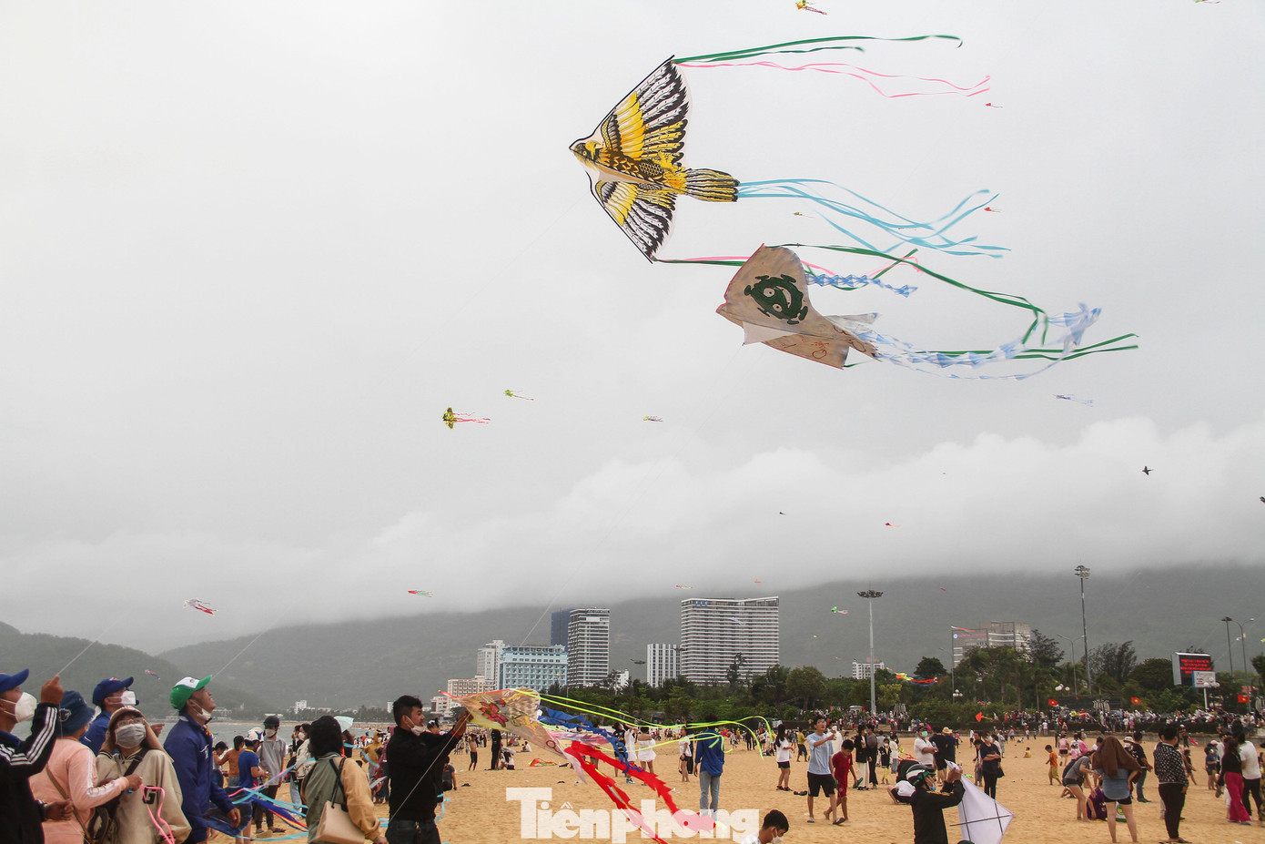 Nhiều người mang diều đến thả hưởng ứng hội thi.