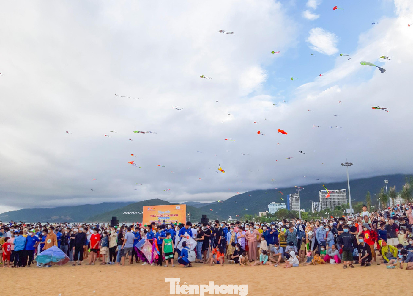 Hội thi thu hút được rất đông người dân tập trung theo dõi.