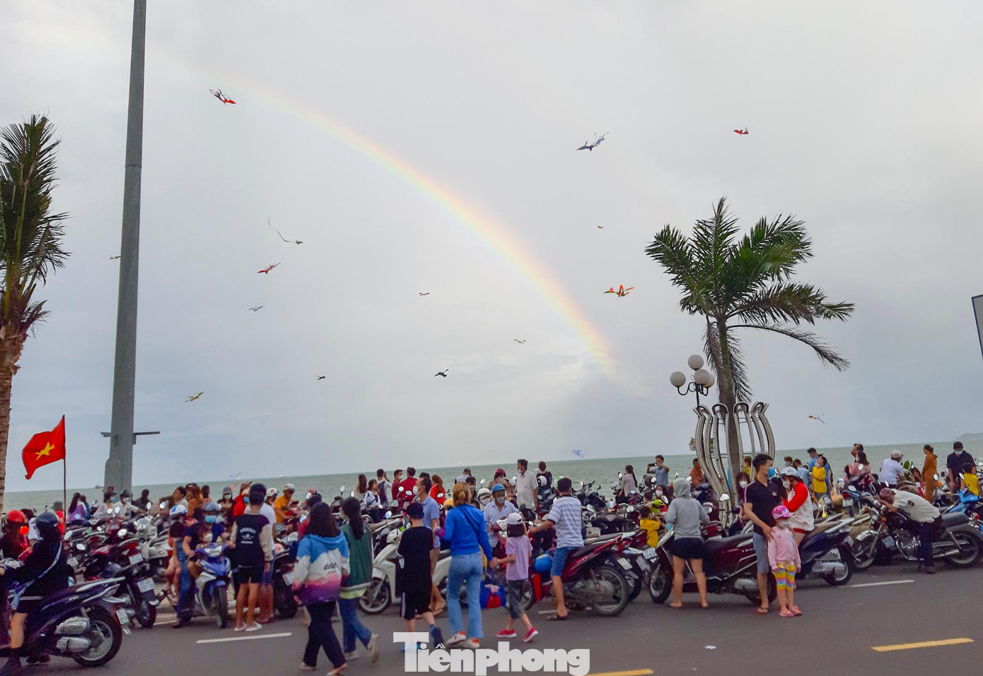 Người dân đi tắm biển, theo dõi Hội thi thả diều.