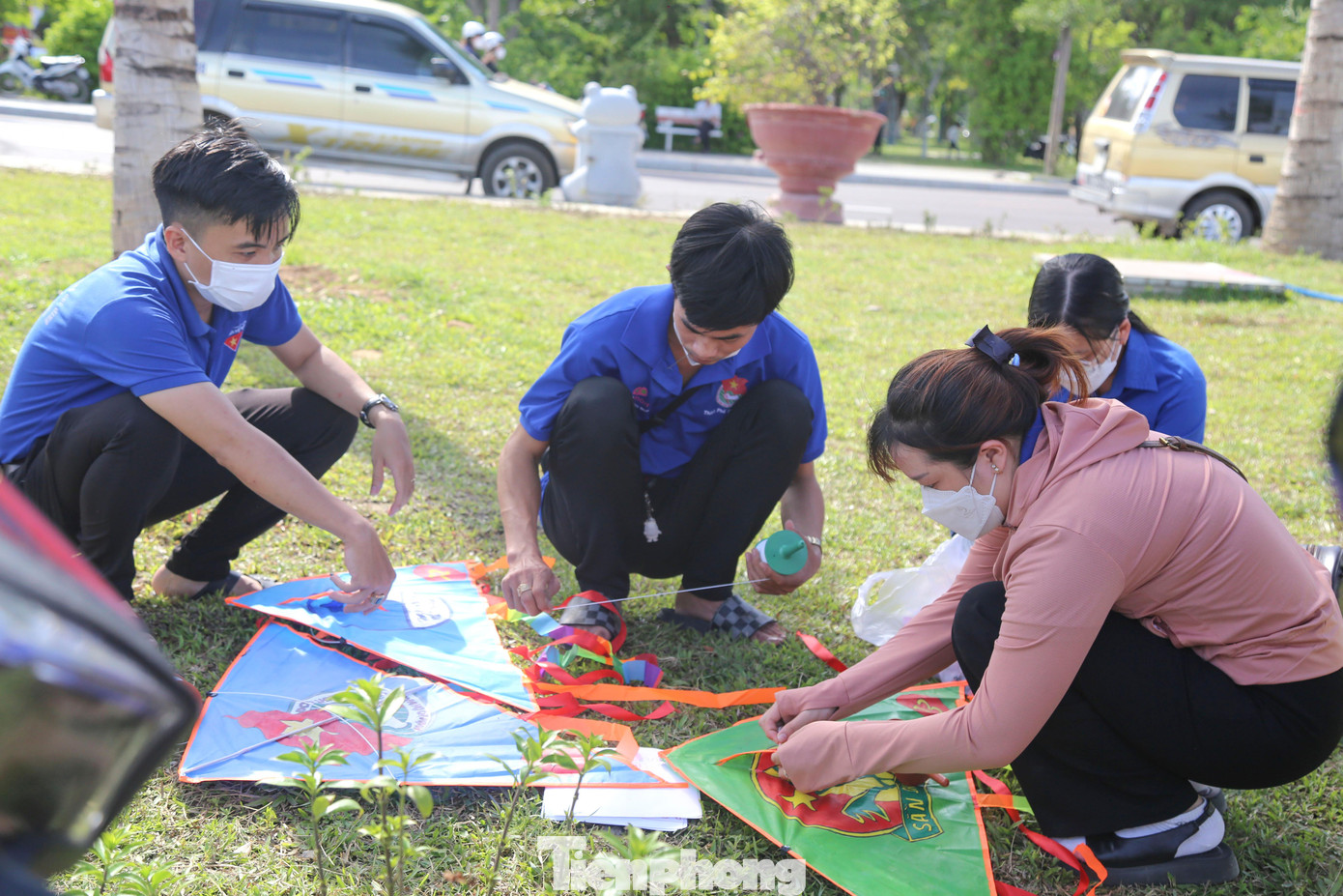 Các đội tham gia chuẩn bị diều cho hội thi.