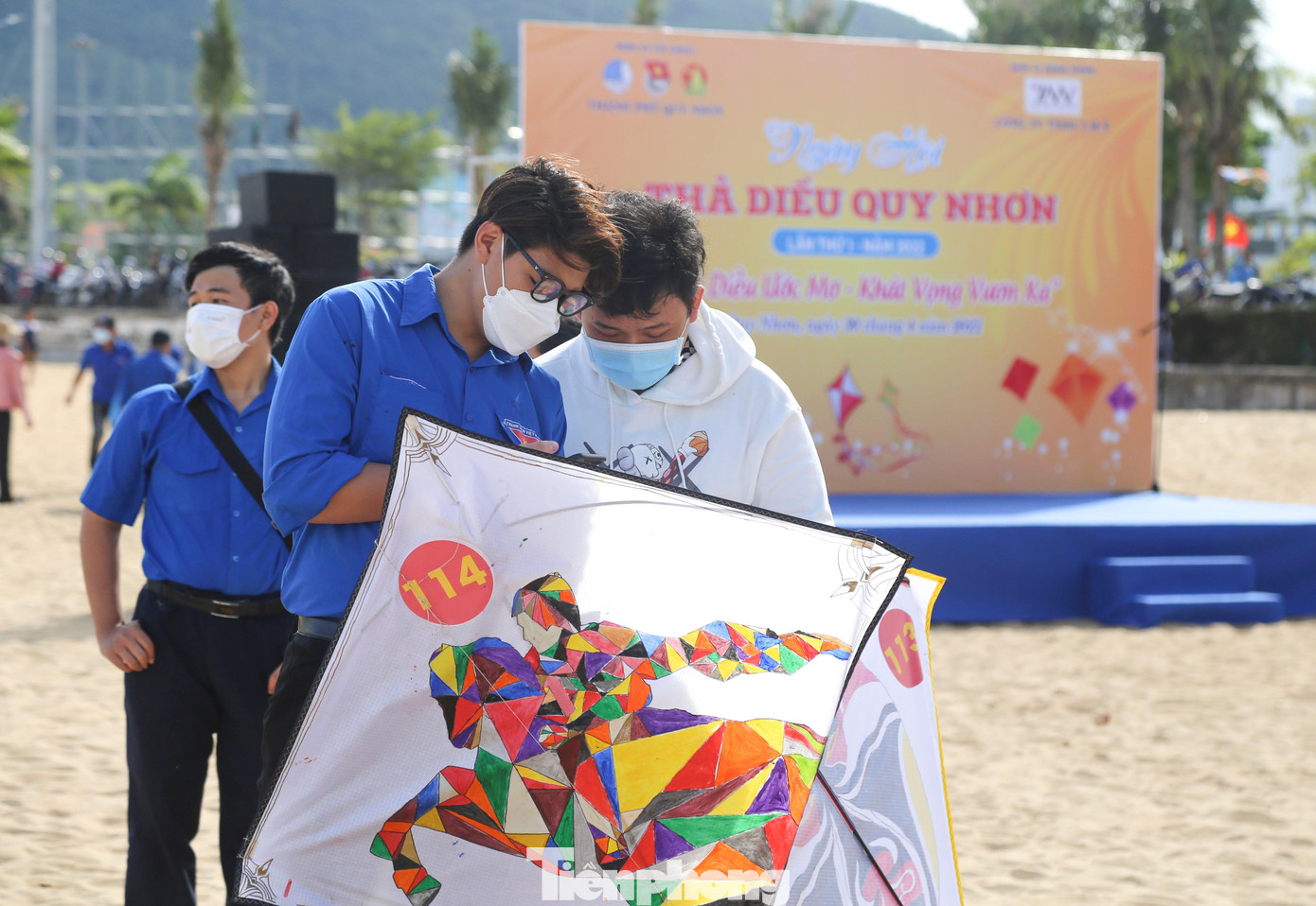 Hội thi thả diều có sự tham gia của 30 đội với 150 chiếc diều thuộc các cơ sở Đoàn phường, xã, các trường THPT, TTGDNN-GDTX Quy Nhơn.