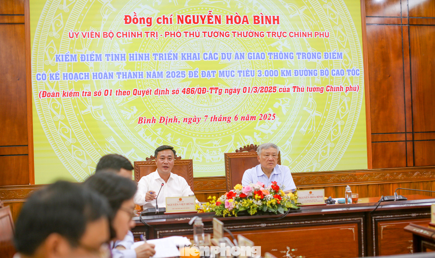 Phó Thủ tướng Thường trực Chính phủ Nguyễn Hòa Bình làm việc tại Bình Định. Ảnh: Trương Định