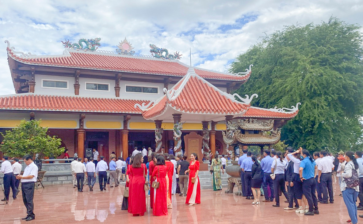 Đông đảo người dân dự lễ giỗ vua Quang Trung – Nguyễn Huệ. Ảnh: Công Lập. Đông đảo người dân dự lễ giỗ vua Quang Trung – Nguyễn Huệ. Ảnh: Công Lập.