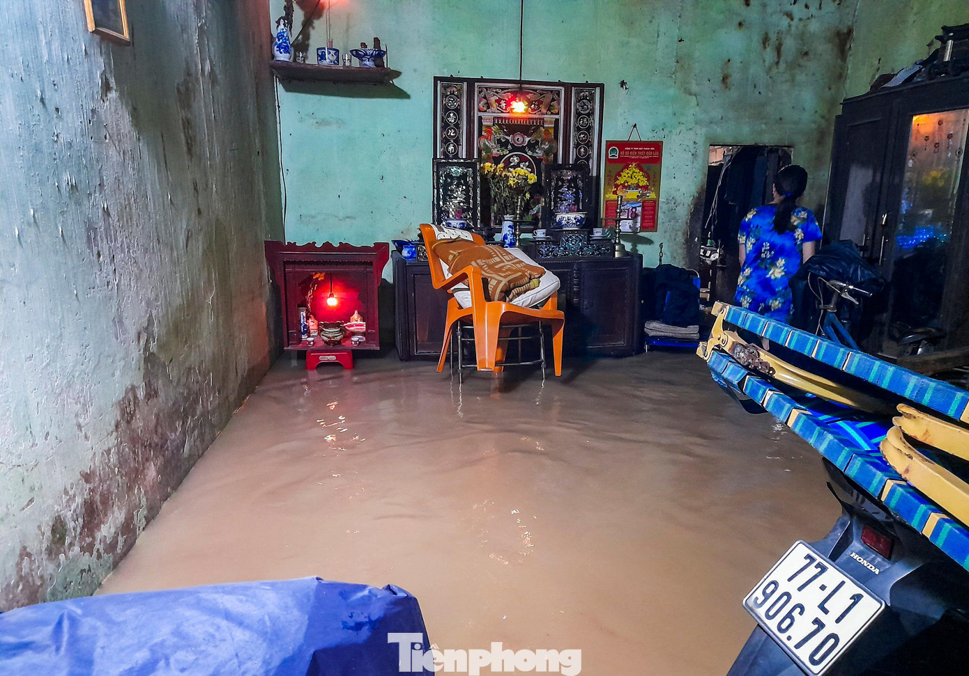 Nước lũ tràn vào nhà dân. Ảnh: Trương Định Nước lũ tràn vào nhà dân. Ảnh: Trương Định