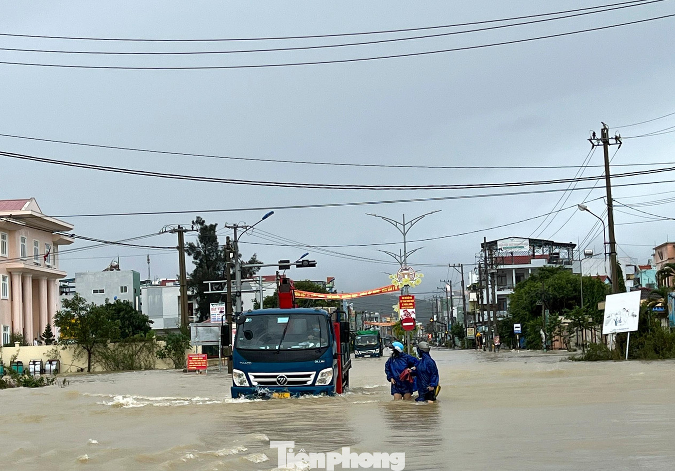 Mưa lớn gây ngập một số nơi trên địa bàn Bình Định. Ảnh: Trương Định Mưa lớn gây ngập một số nơi trên địa bàn Bình Định. Ảnh: Trương Định