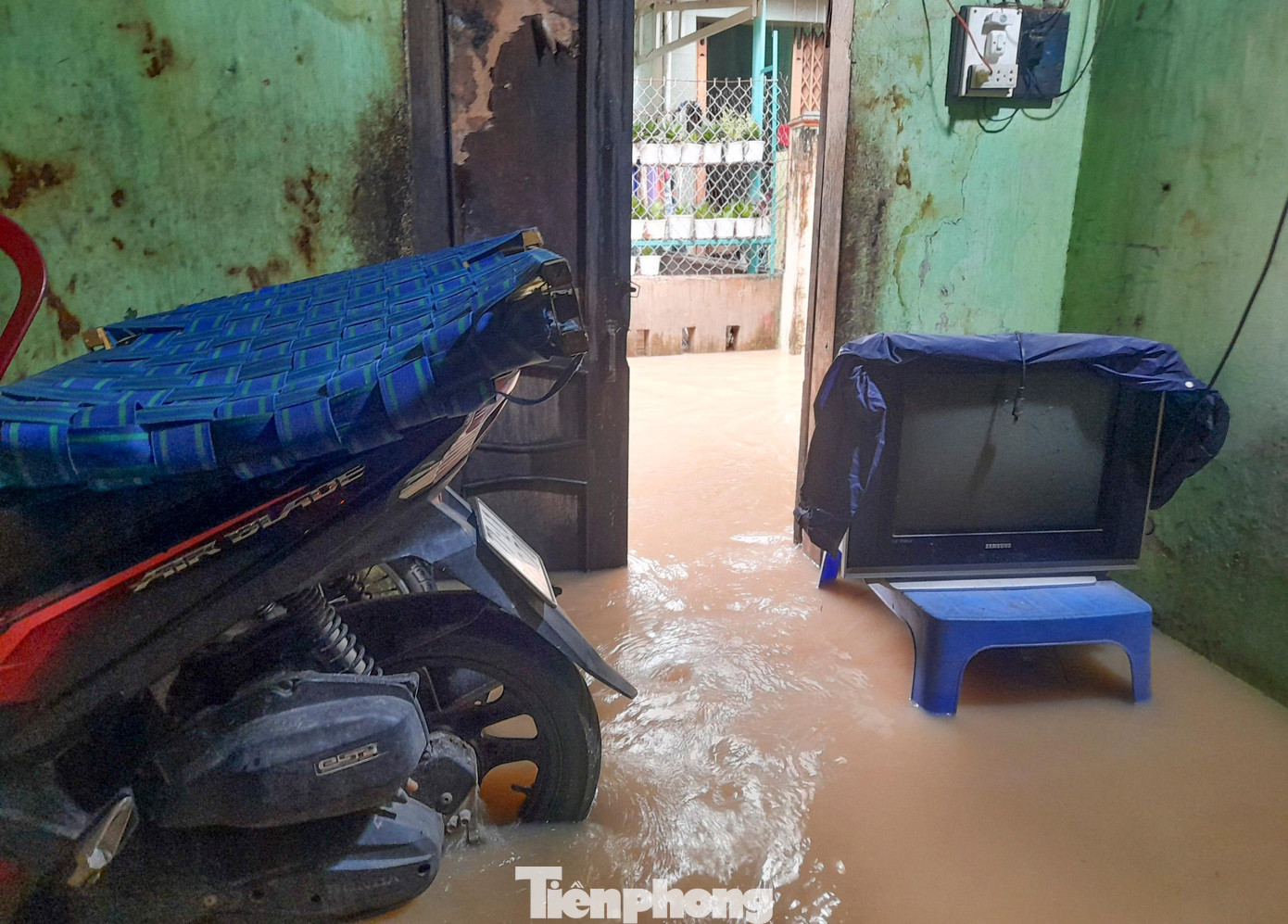 Người dân phải kê tài sản lên cao tránh bị hư hỏng. Ảnh: Trương Định Người dân phải kê tài sản lên cao tránh bị hư hỏng. Ảnh: Trương Định