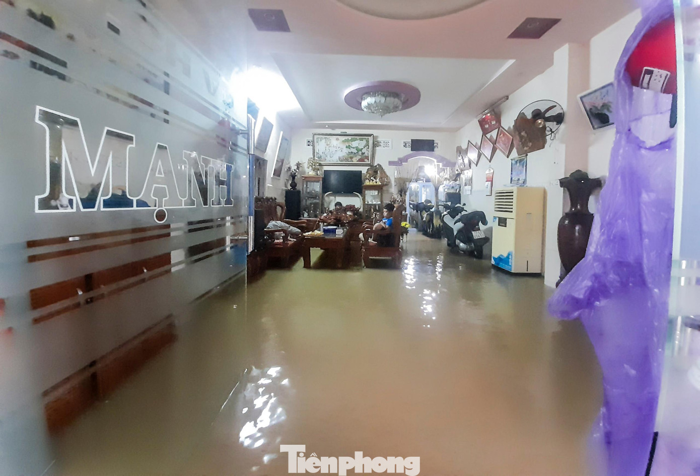 Nước tràn vào nhà người dân ở phường Nhơn Phú. Ảnh: Trương Định Nước tràn vào nhà người dân ở phường Nhơn Phú. Ảnh: Trương Định