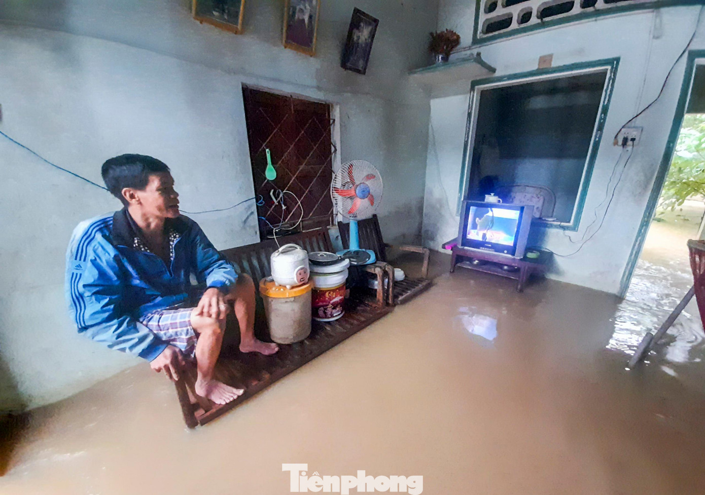 Ngôi nhà của ông Huỳnh Minh Thạch, ở tổ 9, KV5, phường Nhơn Phú ngập sâu trong nước lũ. Ảnh: Trương Định Ngôi nhà của ông Huỳnh Minh Thạch, ở tổ 9, KV5, phường Nhơn Phú ngập sâu trong nước lũ. Ảnh: Trương Định