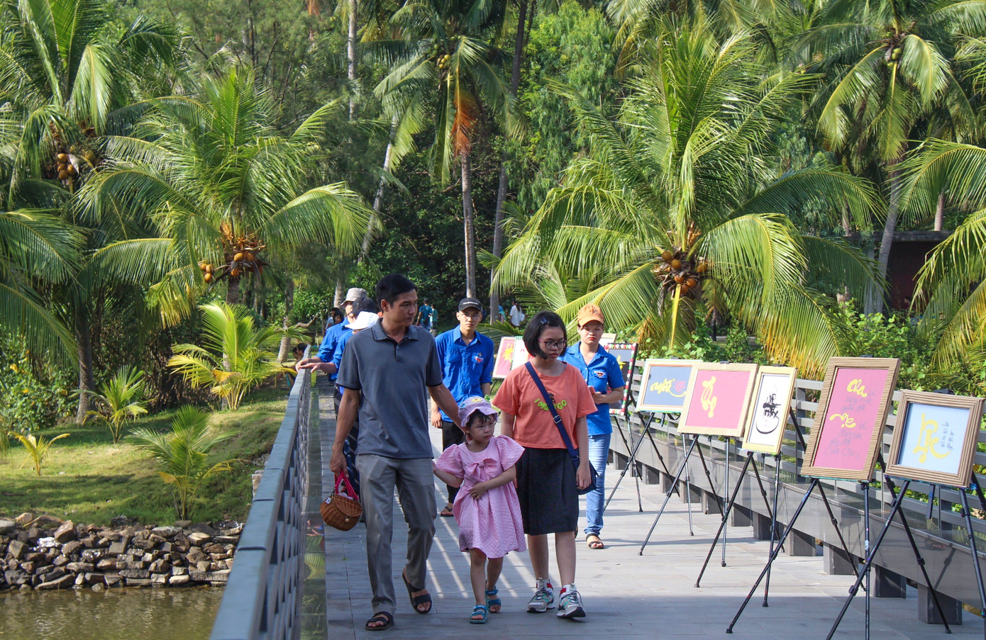 Khu vực triển lãm những bức tranh thêu của chị Huỳnh Thị Diệu Nguyệt (37 tuổi, ở huyện Phù Cát), một người bị khiếm thị từ nhỏ nhưng với niềm đam mê tranh thêu cộng với quyết tâm, nghị lực và cũng như nhận được sự giúp đỡ của cô Nga, chị đã hoàn thành cho mình một bộ tranh thêu chữ với hơn 65 tác phẩm.