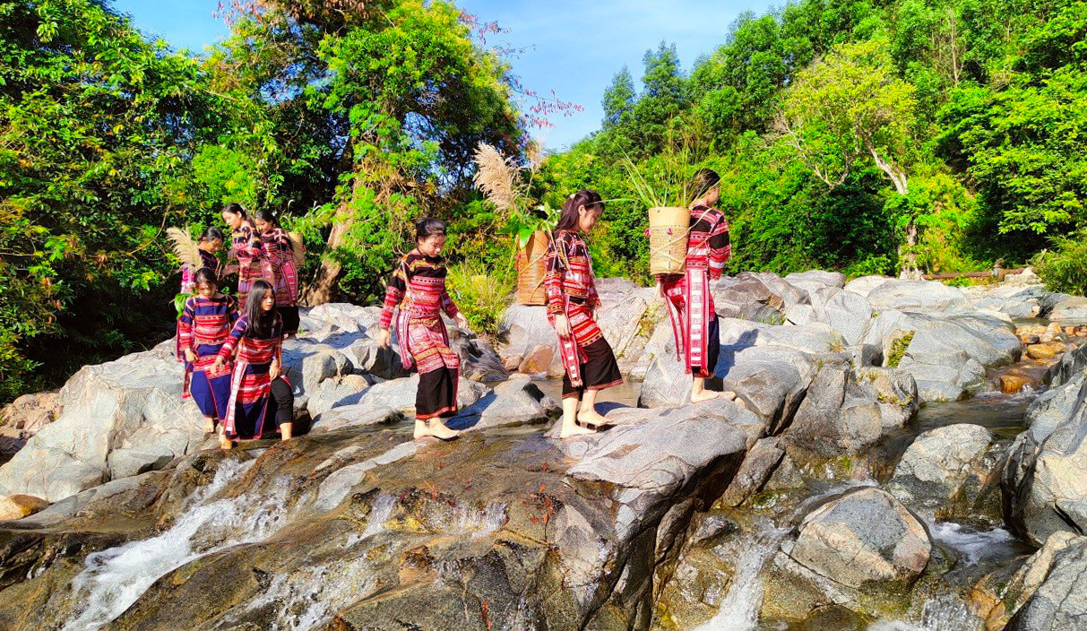 Làng Hà Văn Trên có tổng diện tích tự nhiên khoảng 700ha, với 103 hộ/392 nhân khẩu, với 4 dân tộc thiểu số hiện đang sinh sống, gồm Bana, Chăm, Thái, Kinh. Nhiều hộ dân trong làng biết dệt vải thổ cẩm, nhưng phát triển nhất là từ khi được công nhận nhãn hiệu tập thể "Vải thổ cẩm Hà Văn Trên". Ảnh: xã Canh Thuận