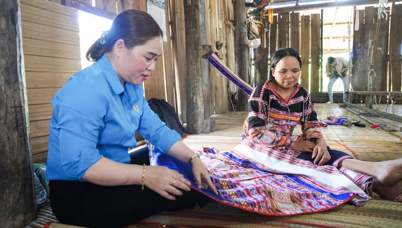 Năm 2020, nhãn hiệu tập thể "Vải thổ cẩm Hà Văn Trên" được chứng nhận. Cuối năm 2022, Tổ liên kết phụ nữ dệt thổ cẩm làng Hà Văn Trên được thành lập, hình thành nghề dệt tập trung. Ảnh: Tuệ An