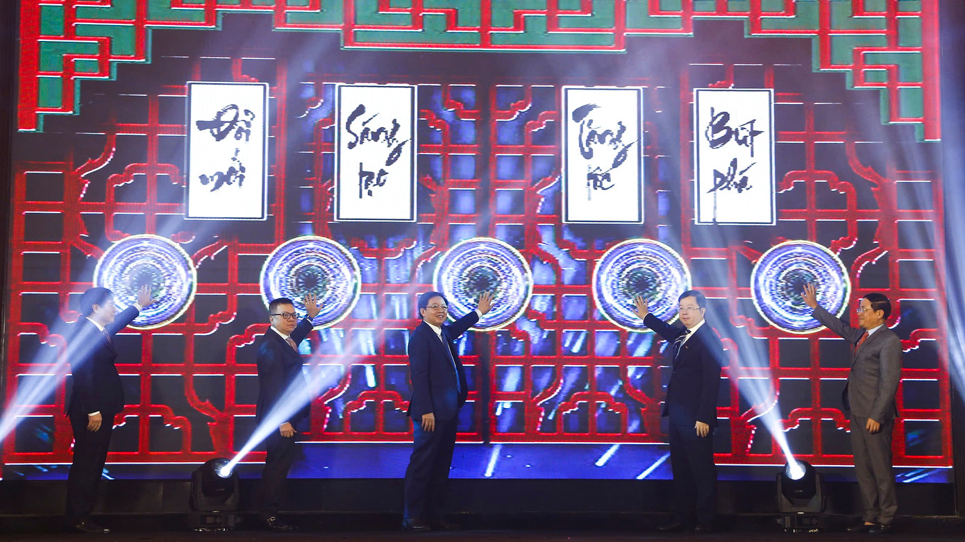 Các đại biểu ấn nút khởi động Liên hoan truyền hình toàn quốc lần thứ 42. Các đại biểu ấn nút khởi động Liên hoan truyền hình toàn quốc lần thứ 42.