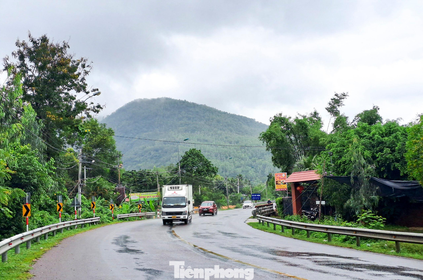 UBND TP Quy Nhơn cũng giao Đội Trật tự đô thị thành phố chủ trì, phối hợp UBND phường Ghềnh Ráng và các đơn vị có liên quan tham mưu UBND thành phố xây dựng kế hoạch tổ chức cưỡng chế vi phạm hành chính trên lĩnh vực đất đai, xây dựng đối với 16 trường hợp còn lại dọc tuyến Quốc lộ 1D thuộc khu vực 3, 5 của phường Ghềnh Ráng theo đúng quy định pháp luật. Thời gian hoàn thành trước ngày 2/12/2022. Ảnh: Trương Định