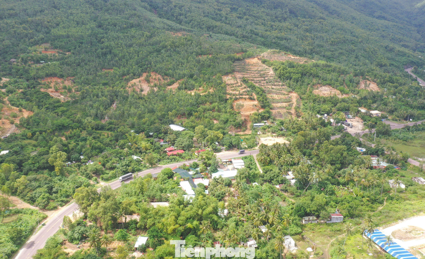 Tuyến QL 1D, phường Ghềnh Ráng là "điểm nóng" của việc lấn chiếm đất đai, sử dụng đất không đúng mục đích, xây dựng công trình, vật kiến trúc trái phép thời gian qua. Ảnh: Trương Định