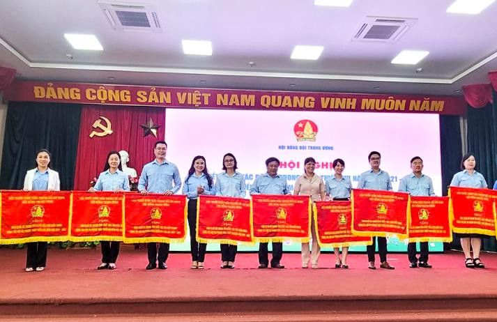 Các đơn vị nhận Cờ thi đua của Hội đồng Đội Trung ương.