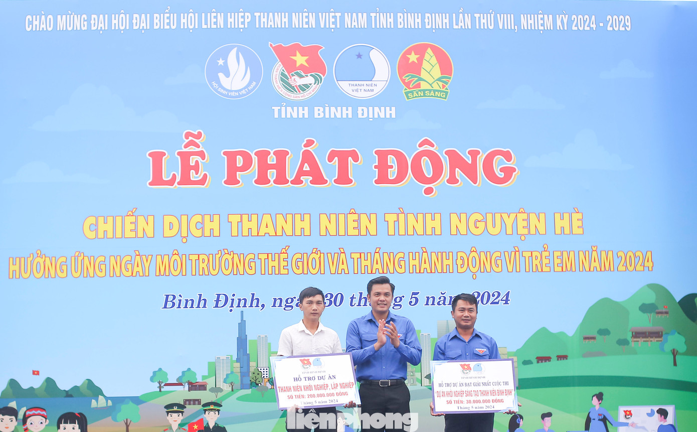 Trao bảng tượng trưng cho các đơn vị. Ảnh: Trương Định