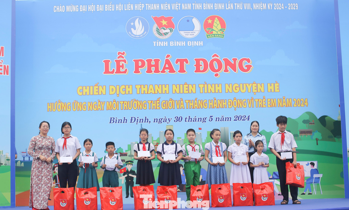 Tặng 10 suất quà và học bổng cho các em thiếu nhi có hoàn cảnh khó khăn.