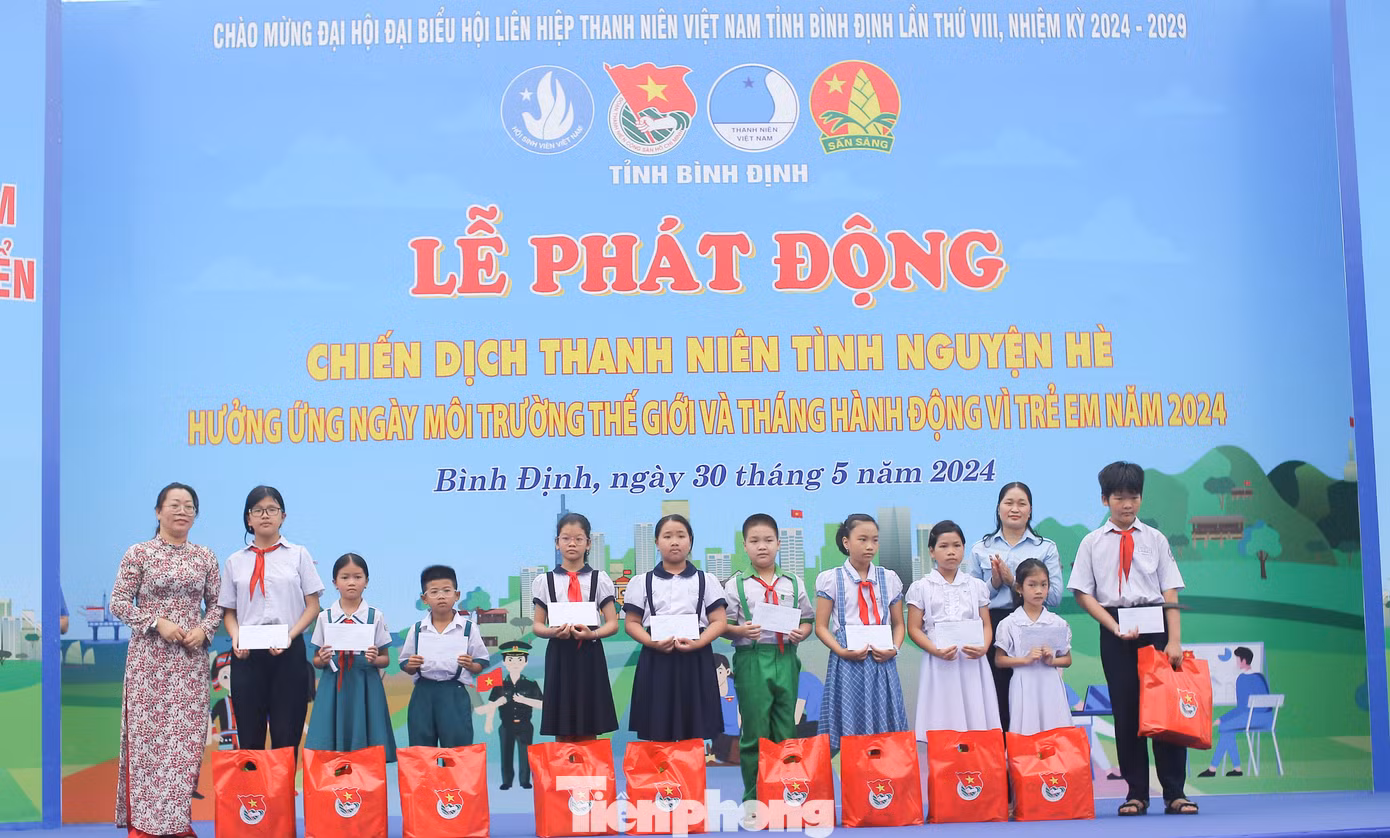Tặng 10 suất quà và học bổng cho các em thiếu nhi có hoàn cảnh khó khăn.