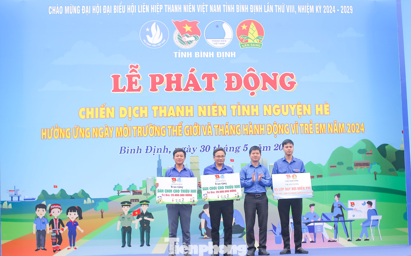 Trao bảng tượng trưng cho các đơn vị. Ảnh: Trương Định