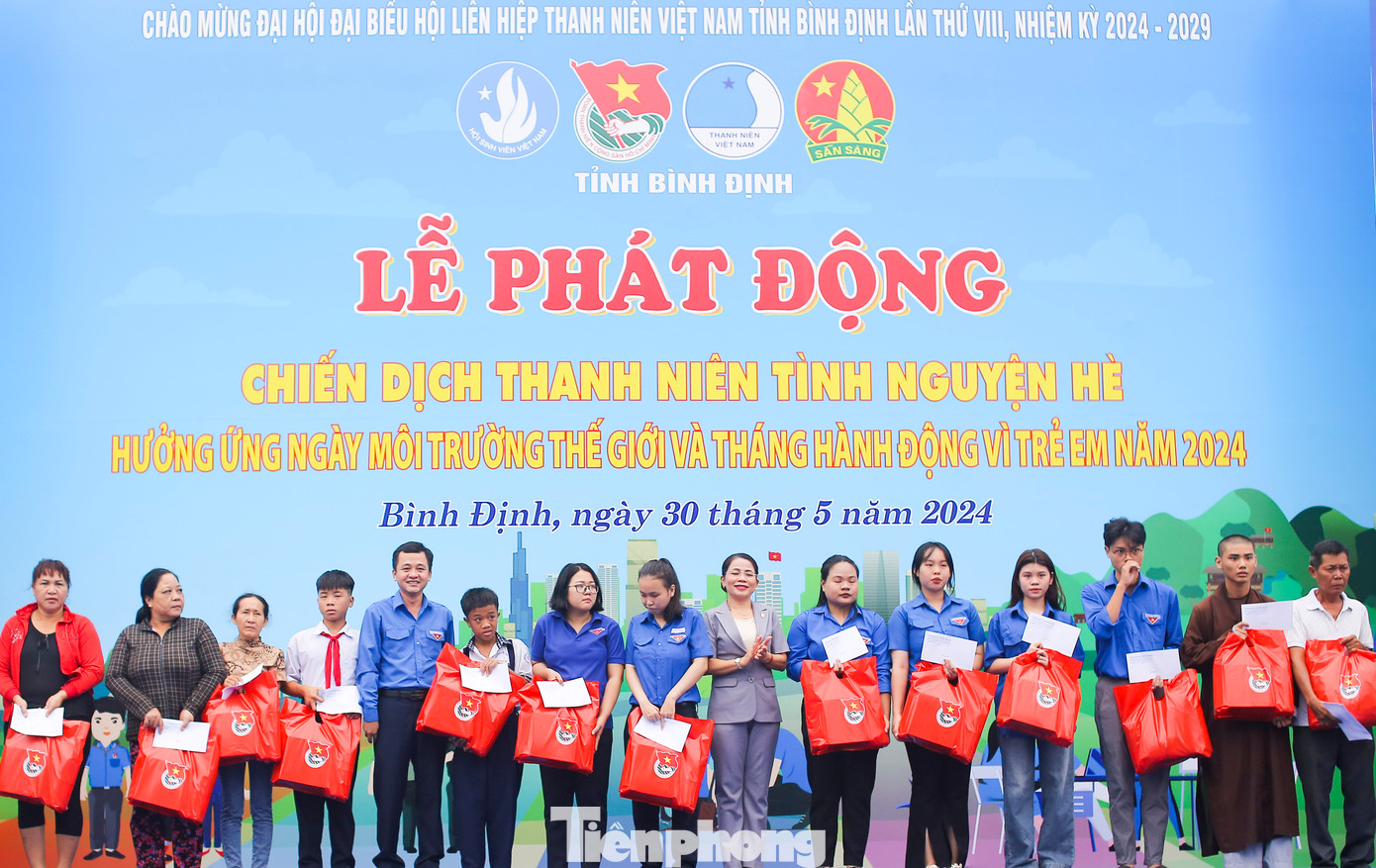 Trao tặng 20 suất quà cho 20 hộ gia đình, ĐVTN có hoàn cảnh khó khăn trên địa bàn tỉnh. Ảnh: Trương Định