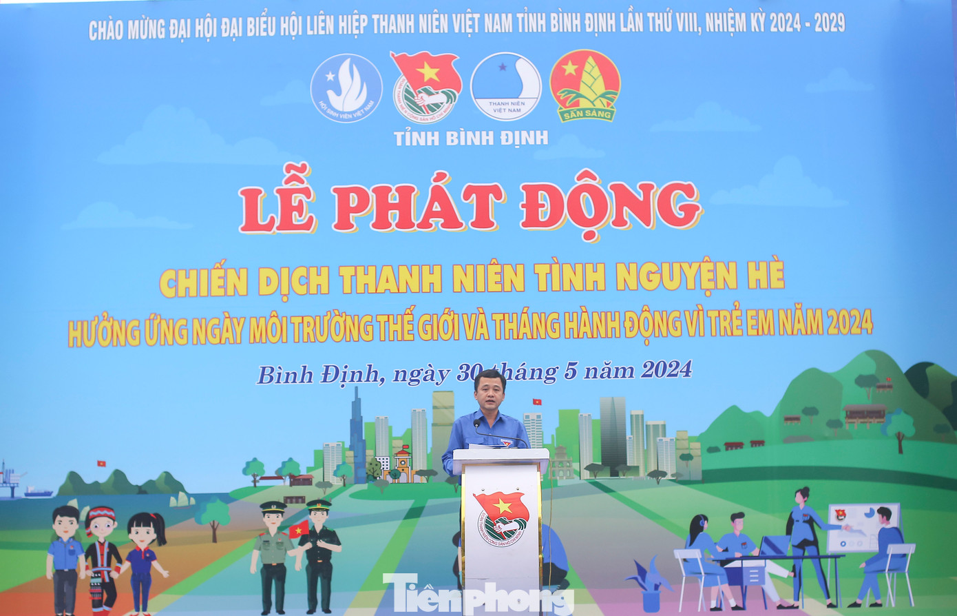 Anh Nguyễn Thành Trung - Bí thư Tỉnh Đoàn Bình Định phát động chiến dịch. Ảnh: Trương Định