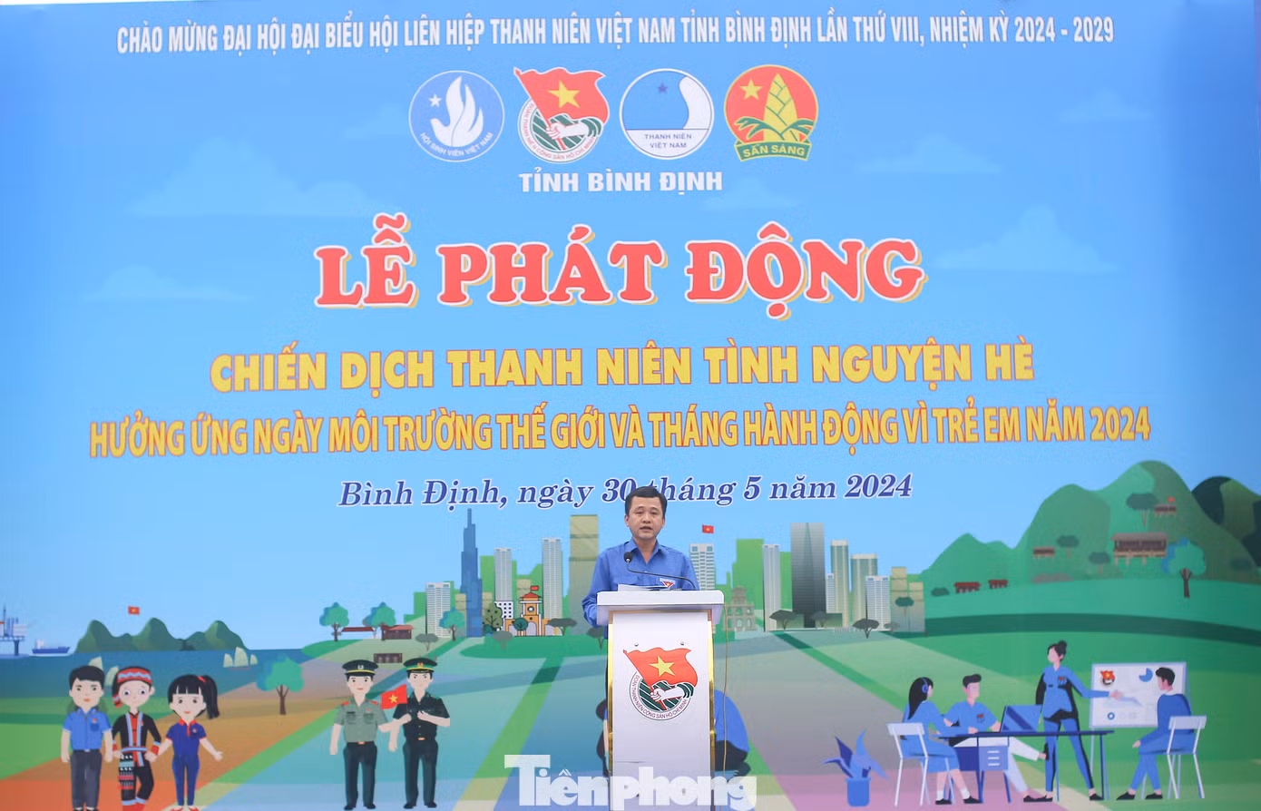 Anh Nguyễn Thành Trung - Bí thư Tỉnh Đoàn Bình Định phát động chiến dịch. Ảnh: Trương Định