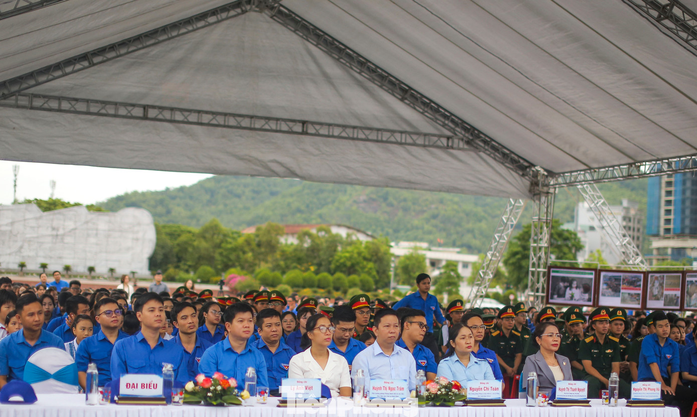 Các đại biểu cùng đông đảo đoàn viên thanh niên, người dân tham gia lễ phát động. Ảnh: Trương Định