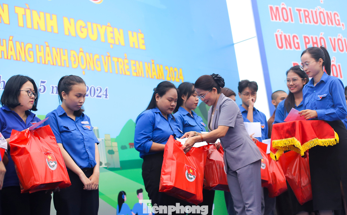 Bà Nguyễn Thị Phong Vũ - Trưởng Ban Dân vận Tỉnh ủy, Chủ tịch UBMTTQ Việt Nam tỉnh Bình Định trao quà cho các ĐVTN có hoàn cảnh khó khăn. Ảnh: Trương Định