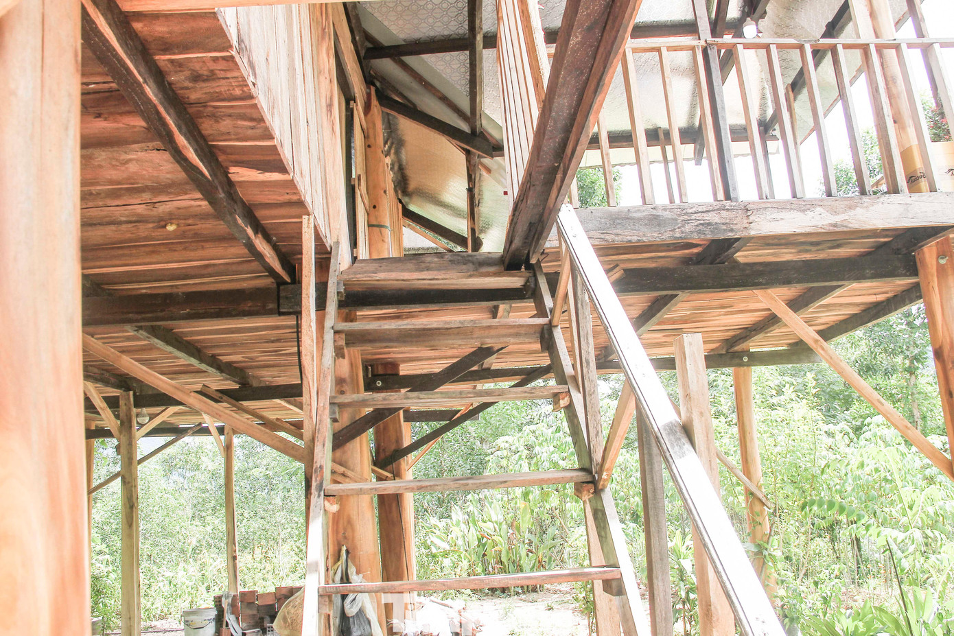 Cầu thang bằng gỗ dẫn lên trên nhà sàn. Ảnh: Trương Định Cầu thang bằng gỗ dẫn lên trên nhà sàn. Ảnh: Trương Định