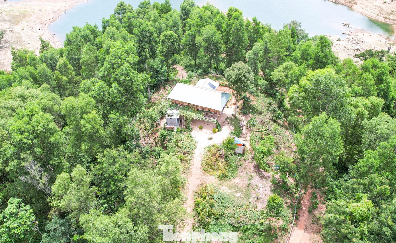 Căn nhà sàn được xây dựng trái phép trên đất rừng phòng hộ của bà Trương Thị Lệ Thâm nhìn từ trên cao. Ảnh: Phan Tín Căn nhà sàn được xây dựng trái phép trên đất rừng phòng hộ của bà Trương Thị Lệ Thâm nhìn từ trên cao. Ảnh: Phan Tín