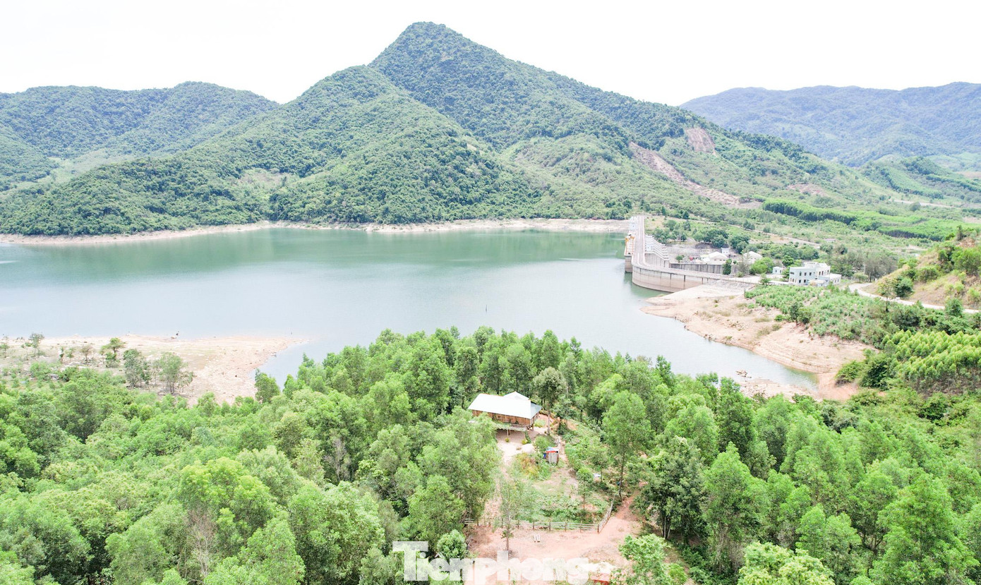 Căn nhà được xây dựng trong khu vực hồ Định Bình. Ảnh: Phan Tín Căn nhà được xây dựng trong khu vực hồ Định Bình. Ảnh: Phan Tín