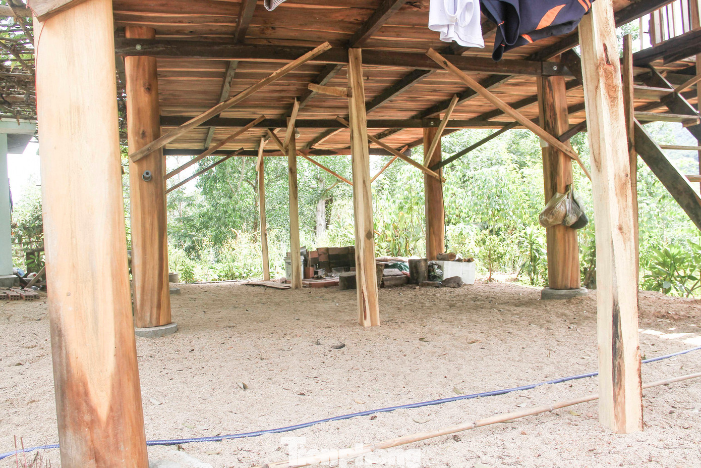 Ông Phạm Văn Tiến, Chủ tịch UBND xã Vĩnh Hảo (huyện Vĩnh Thạnh) cho hay, ngay sau khi phát hiện sự việc, địa phương cũng đã tiến hành ngăn chặn. Tuy nhiên, hộ bà Trương Thị Lệ Thâm cũng lén lút vào ban đêm và các ngày nghỉ lễ, gây khó cho công tác xử lý. Ảnh: Trương Định Ông Phạm Văn Tiến, Chủ tịch UBND xã Vĩnh Hảo (huyện Vĩnh Thạnh) cho hay, ngay sau khi phát hiện sự việc, địa phương cũng đã tiến hành ngăn chặn. Tuy nhiên, hộ bà Trương Thị Lệ Thâm cũng lén lút vào ban đêm và các ngày nghỉ lễ, gây khó cho công tác xử lý. Ảnh: Trương Định