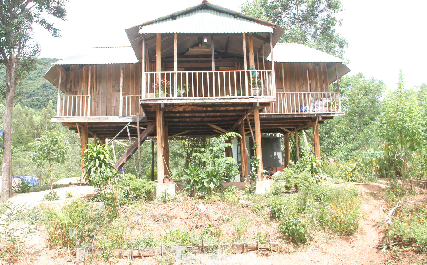 Căn nhà sàn lắp ghép bằng gỗ cao 7m, mái lợp tôn, với diện tích 53m2 và xây dựng nhà vệ sinh với diện tích 5,2m2. Ảnh: Trương Định Căn nhà sàn lắp ghép bằng gỗ cao 7m, mái lợp tôn, với diện tích 53m2 và xây dựng nhà vệ sinh với diện tích 5,2m2. Ảnh: Trương Định