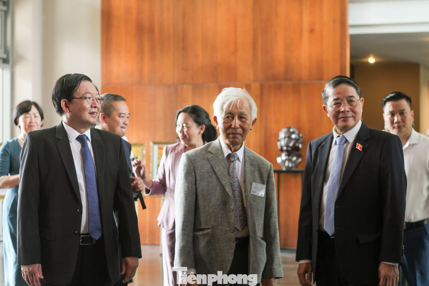 Phó Chủ tịch Quốc hội Nguyễn Đức Hải (bên phải), Bí thư Tỉnh ủy Bình Định Hồ Quốc Dũng (bên trái) và GS Trần Thanh Vân tại Hội thảo. (Ảnh: Trương Định) Phó Chủ tịch Quốc hội Nguyễn Đức Hải (bên phải), Bí thư Tỉnh ủy Bình Định Hồ Quốc Dũng (bên trái) và GS Trần Thanh Vân tại Hội thảo. (Ảnh: Trương Định)