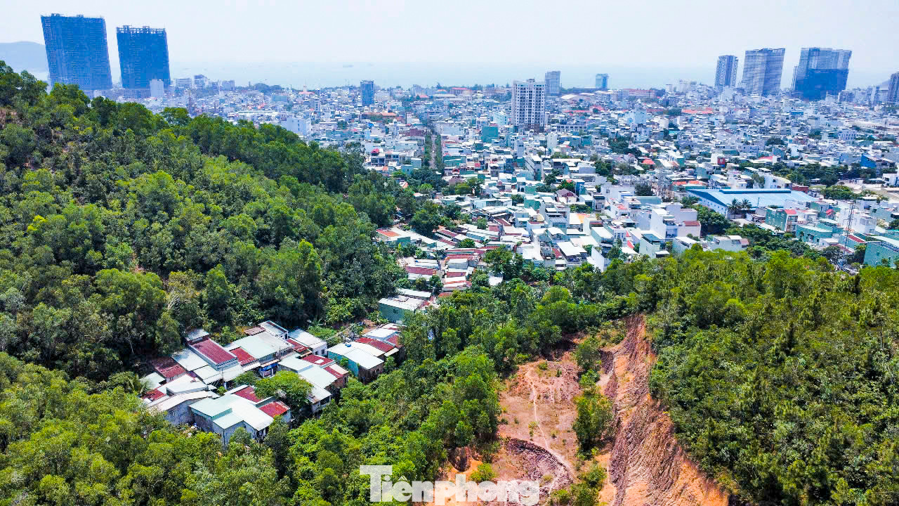 Liên quan dự án này, tại cuộc họp báo quý I mới đây, ông Lâm Hải Giang - Phó Chủ tịch UBND tỉnh Bình Định cho hay, dự án vướng mắc liên quan đến công tác giải phóng mặt bằng, trong vấn đề xác định nguồn gốc đất. Tỉnh đã chỉ đạo Quy Nhơn kiên quyết xử lý để sớm hoàn thành dự án. Ảnh: Trương Định Liên quan dự án này, tại cuộc họp báo quý I mới đây, ông Lâm Hải Giang - Phó Chủ tịch UBND tỉnh Bình Định cho hay, dự án vướng mắc liên quan đến công tác giải phóng mặt bằng, trong vấn đề xác định nguồn gốc đất. Tỉnh đã chỉ đạo Quy Nhơn kiên quyết xử lý để sớm hoàn thành dự án. Ảnh: Trương Định